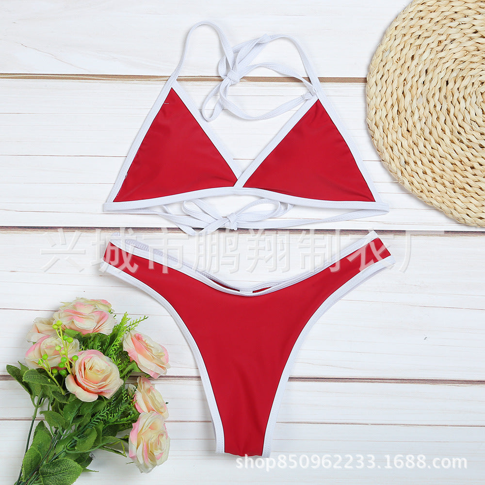 Sexy dames rode bikini voor ultieme strandvertrouwen