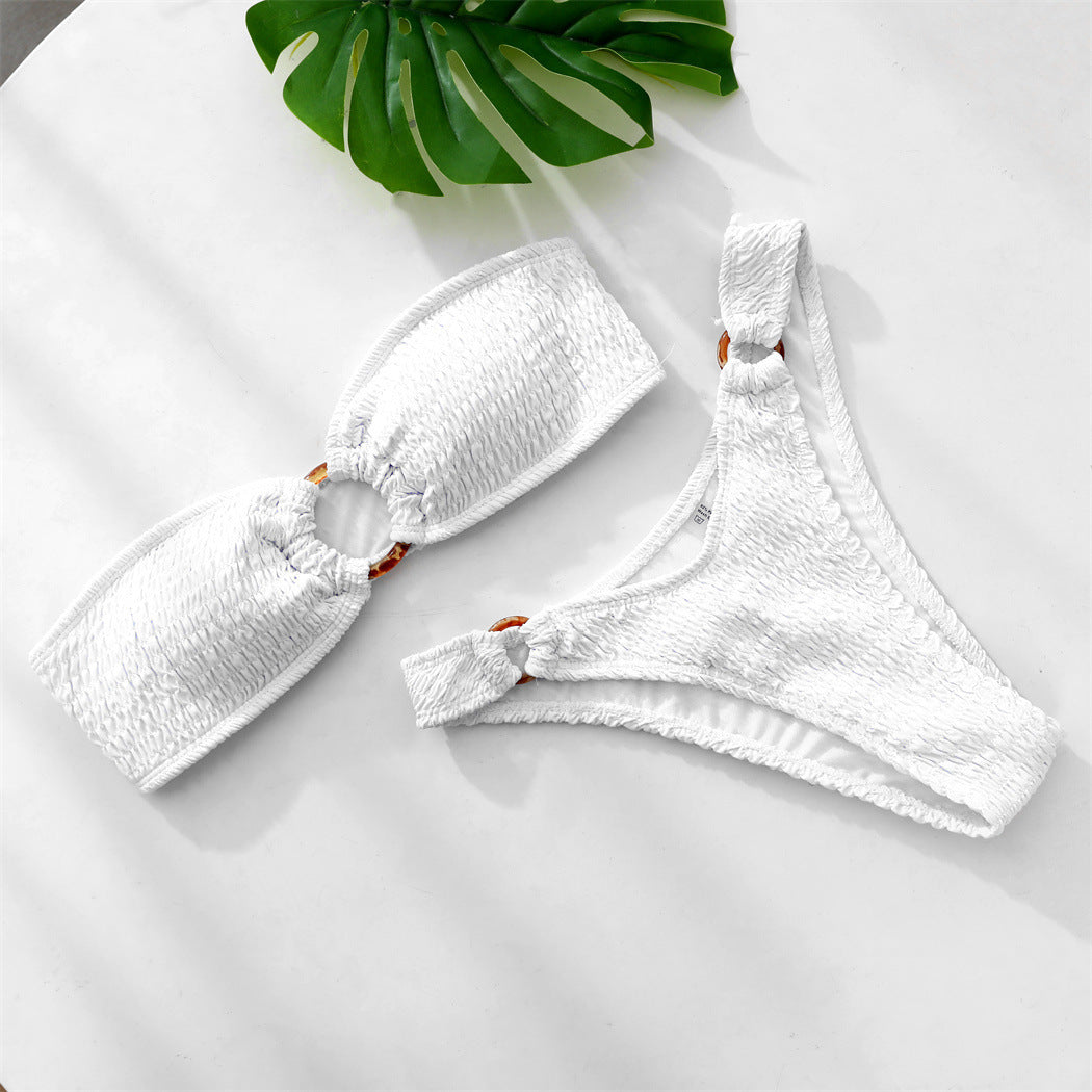 Bikini di moda bianca chic per personalità distintiva sulla spiaggia
