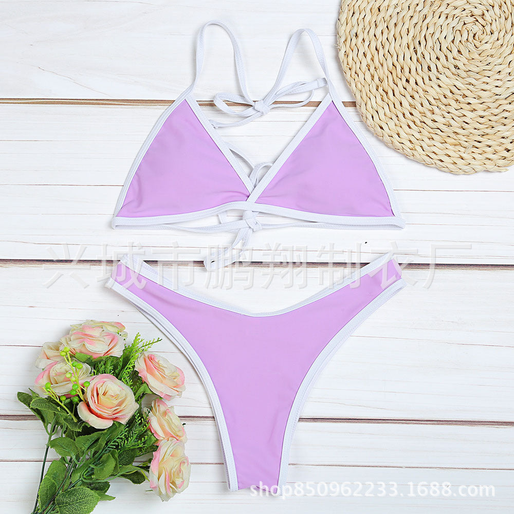 Sexy dames rode bikini voor ultieme strandvertrouwen