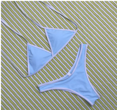 Sexy dames rode bikini voor ultieme strandvertrouwen