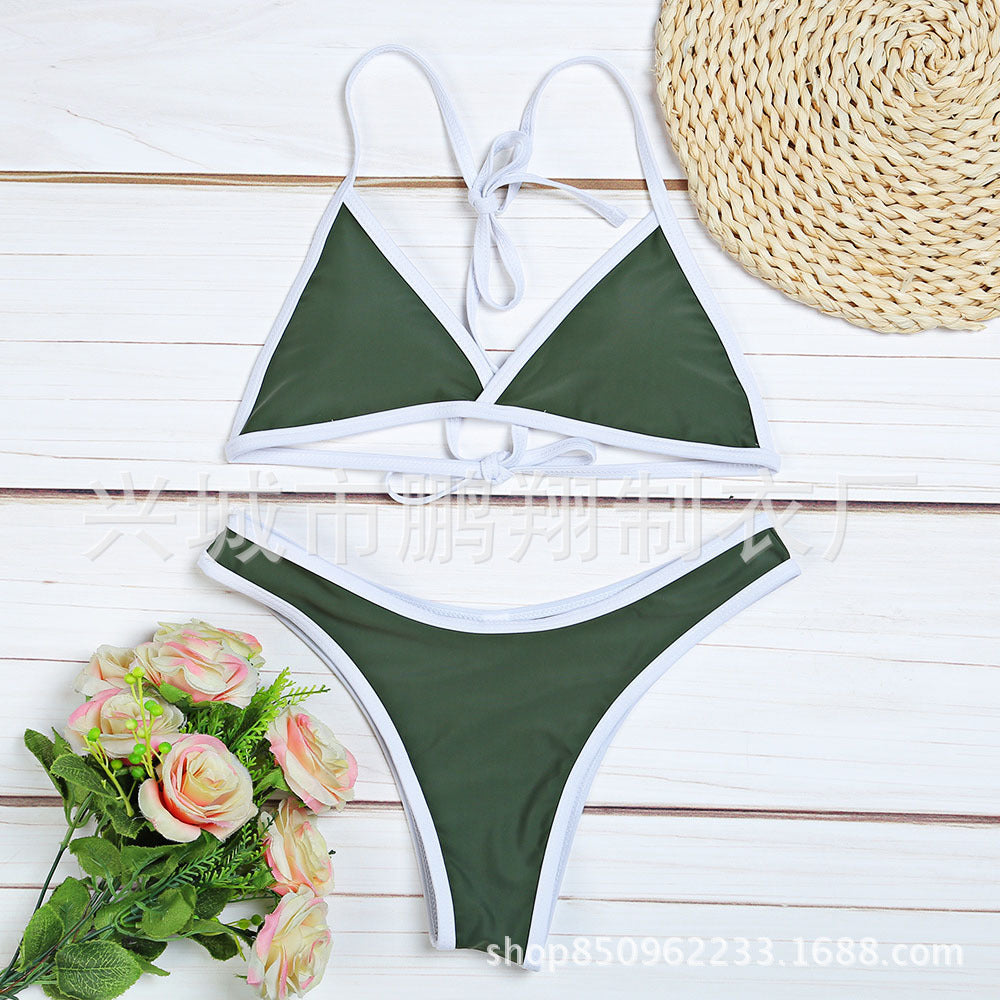 Sexy dames rode bikini voor ultieme strandvertrouwen
