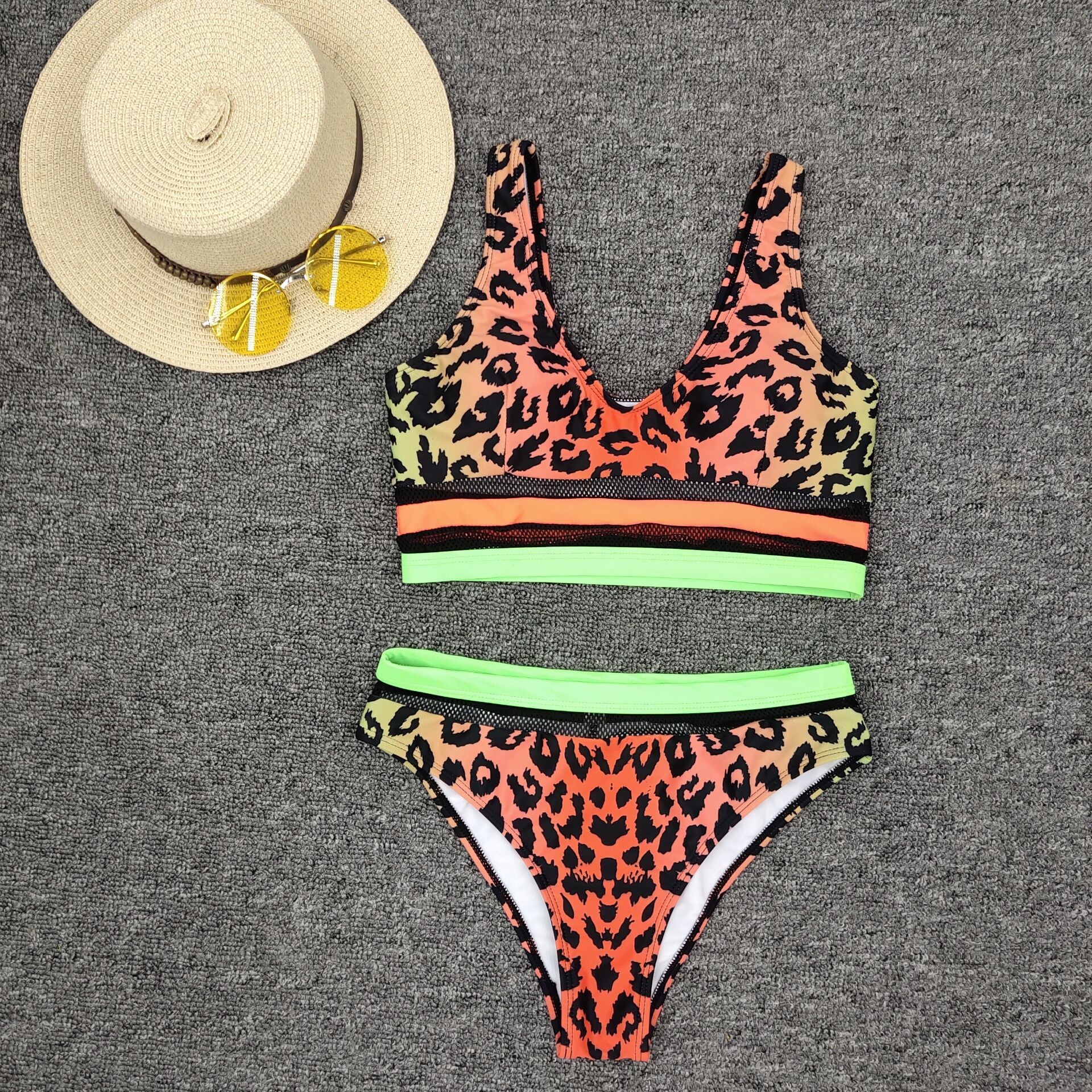 Sexy bikini de leopardo dividido para un estilo de playa de verano salvaje