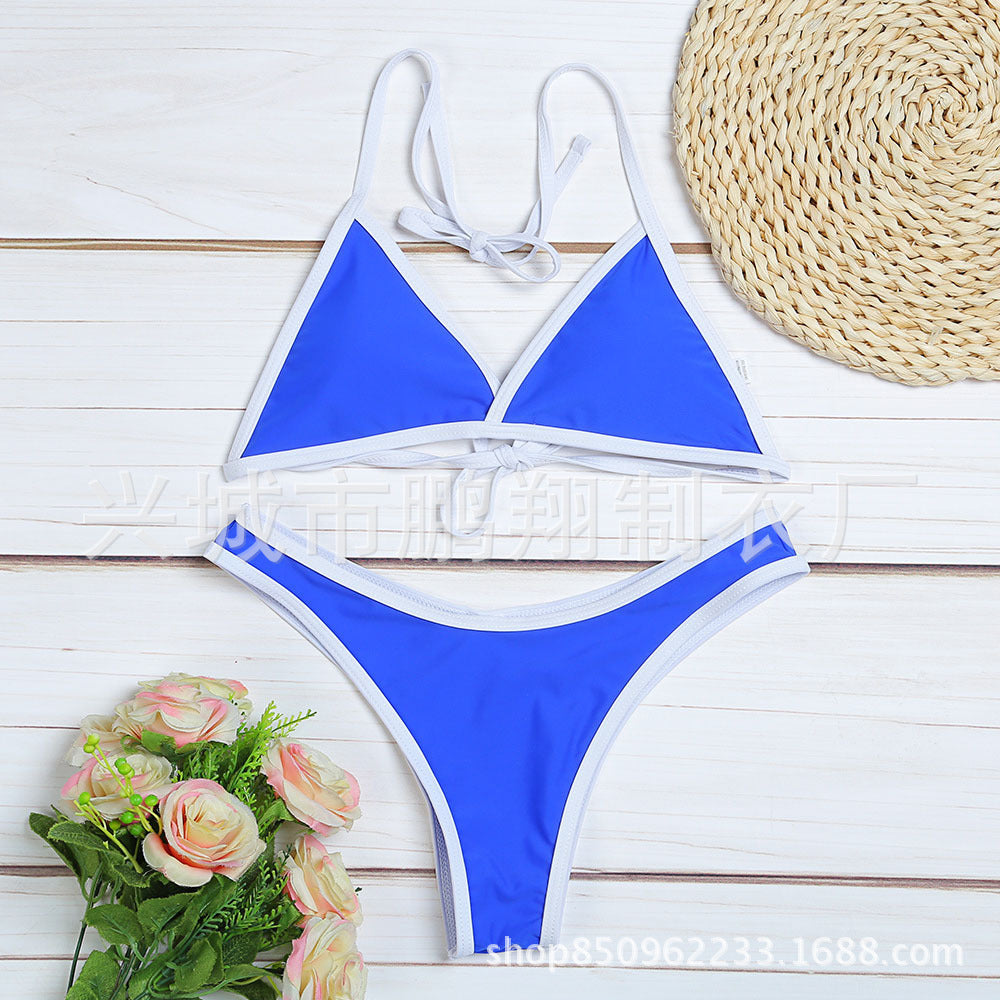 Sexy dames rode bikini voor ultieme strandvertrouwen