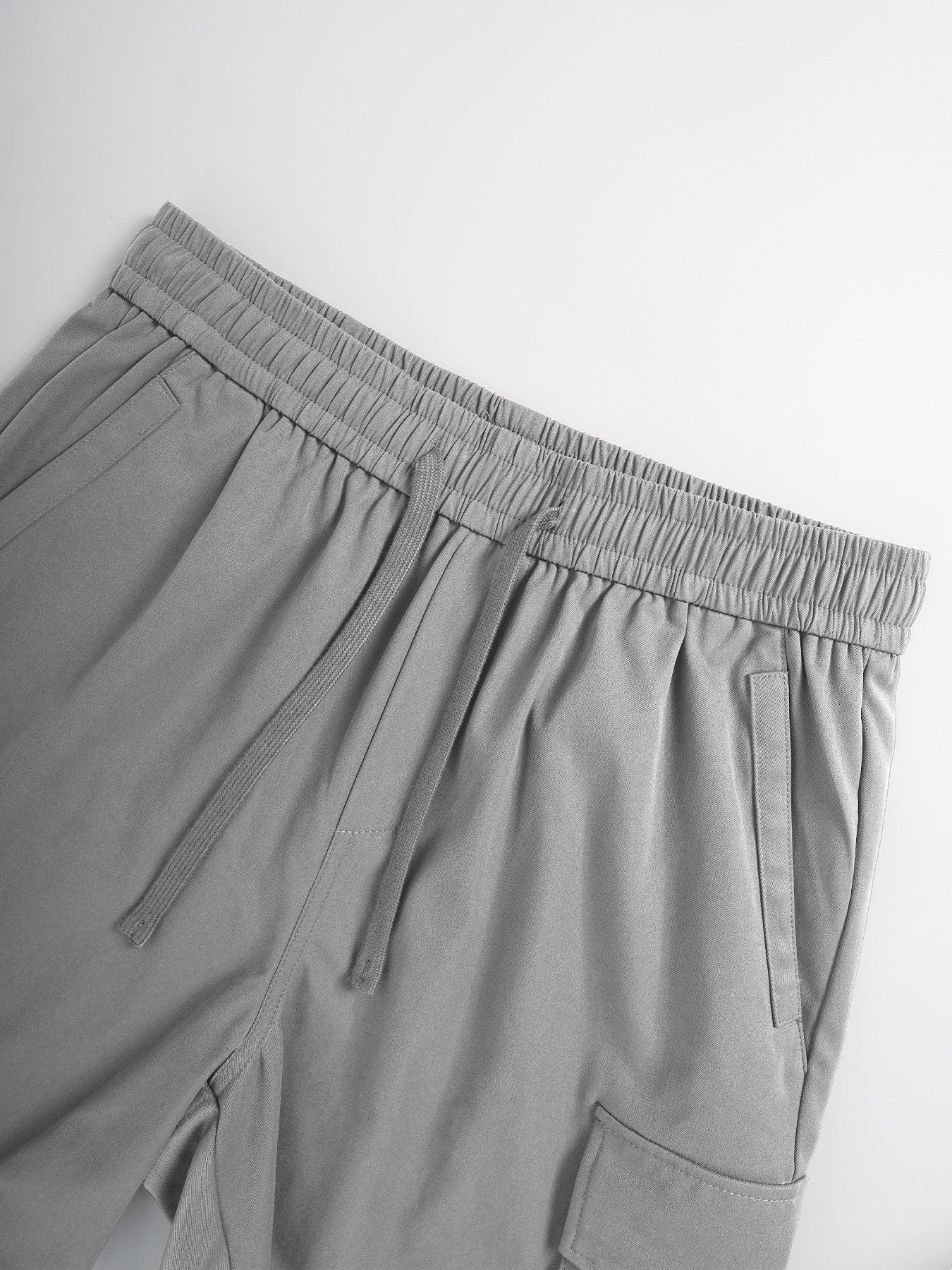 Bottoms listos para el trabajo recortados que ofrecen comodidad urbana de verano resistente