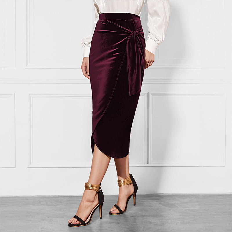 Gaun beludru warna bengkok solid dengan split elegan