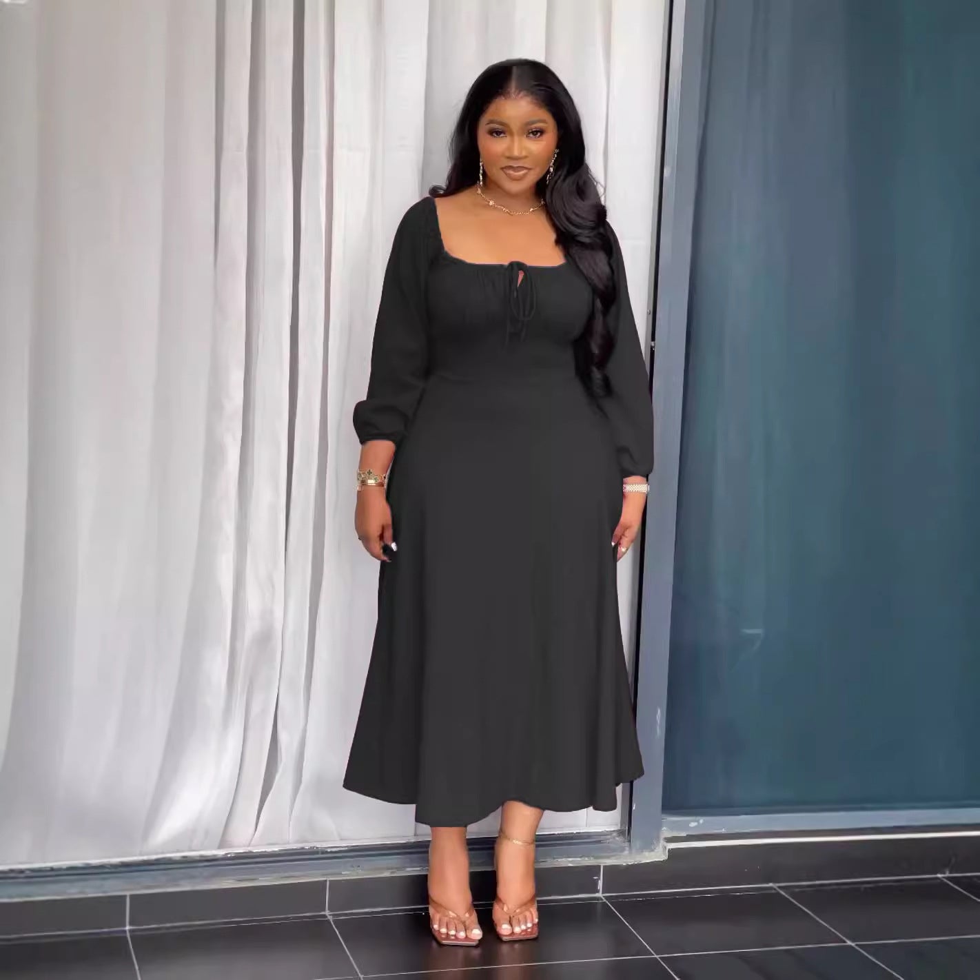 Schmeichelndes Kleid mit zeitloser Anmut mit zeitloser Taille