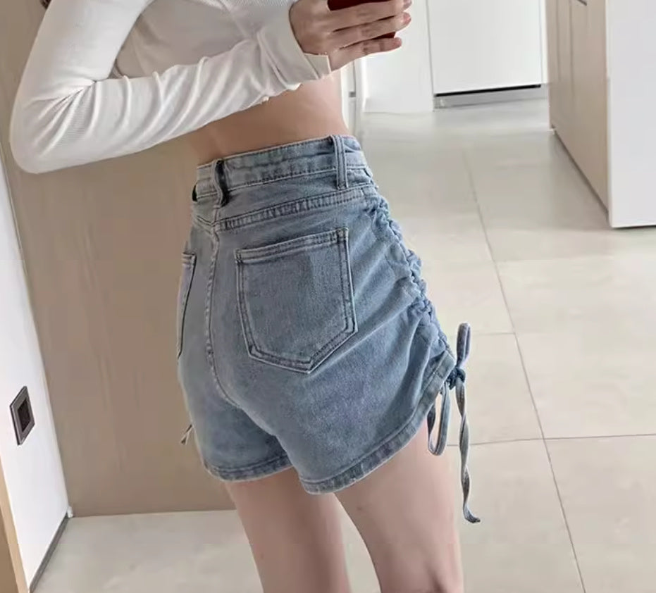 Shorts jeans leves leves com cordão e ajuste de perna larga