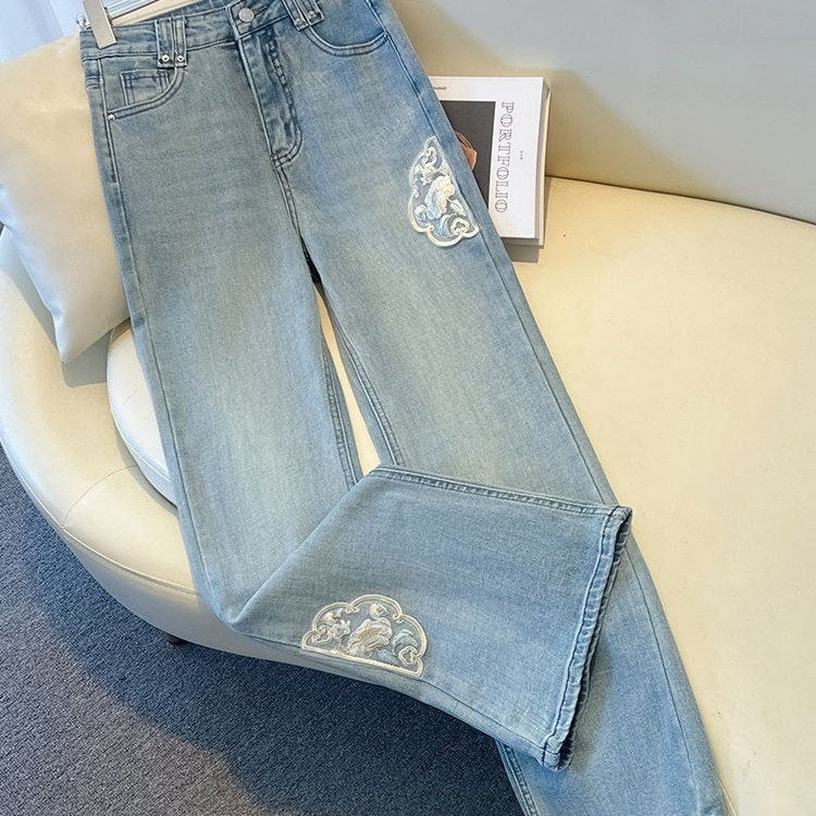 Jeans rectos de nueve puntos bordados con atractivo informal de manualidades