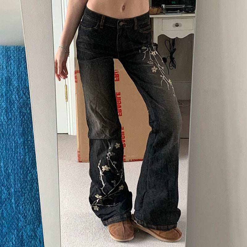Jeans flacos blancos bordados con detalles floral retro