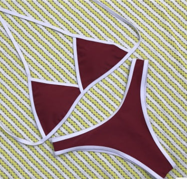 Sexy dames rode bikini voor ultieme strandvertrouwen