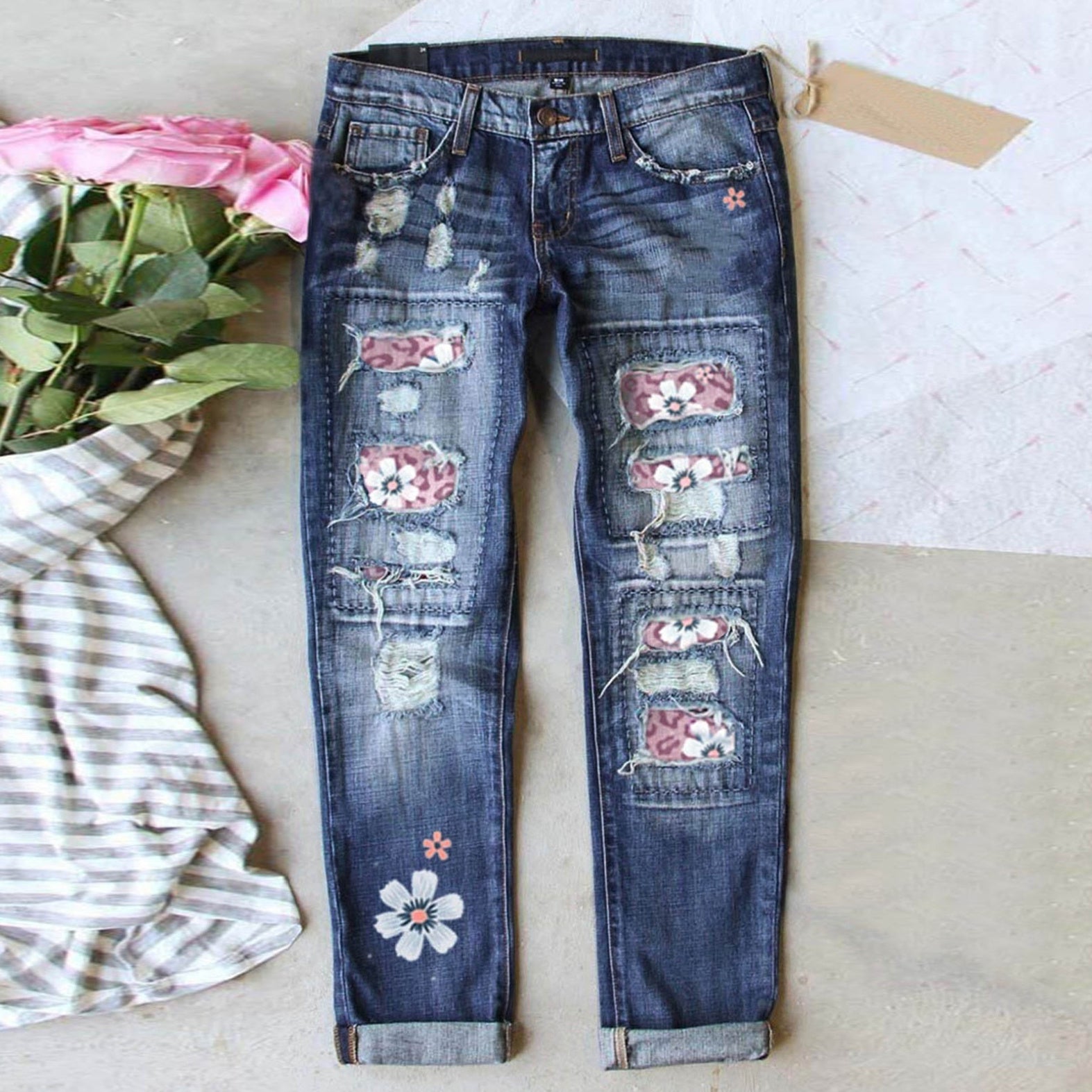 Celana denim cetak ramping dengan tepi grafis