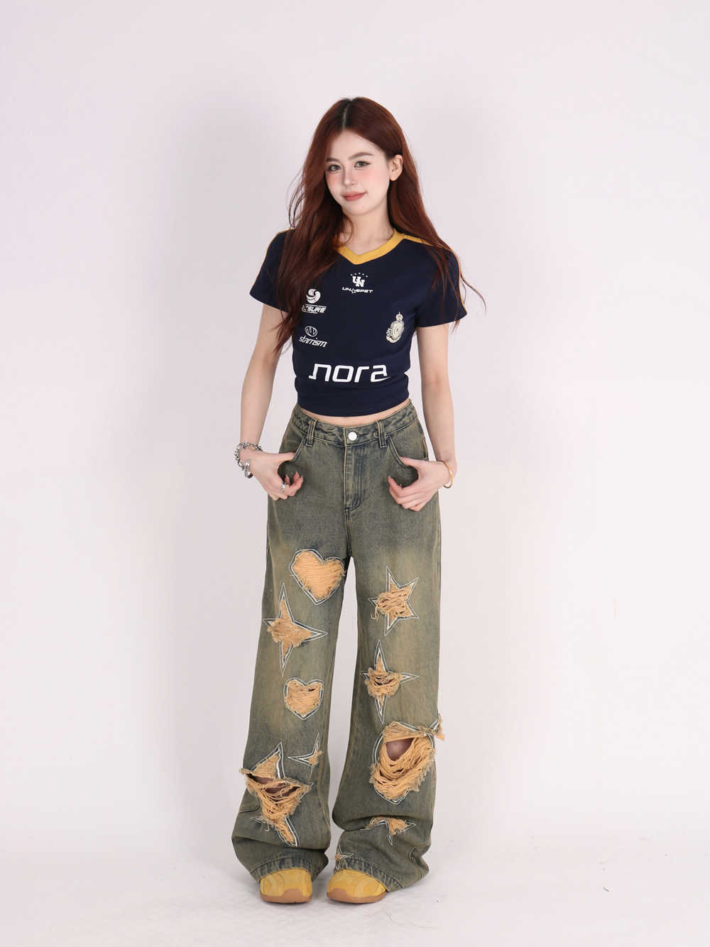 Jeans kaki lebar compang-camping dengan tambal sulam cinta retro