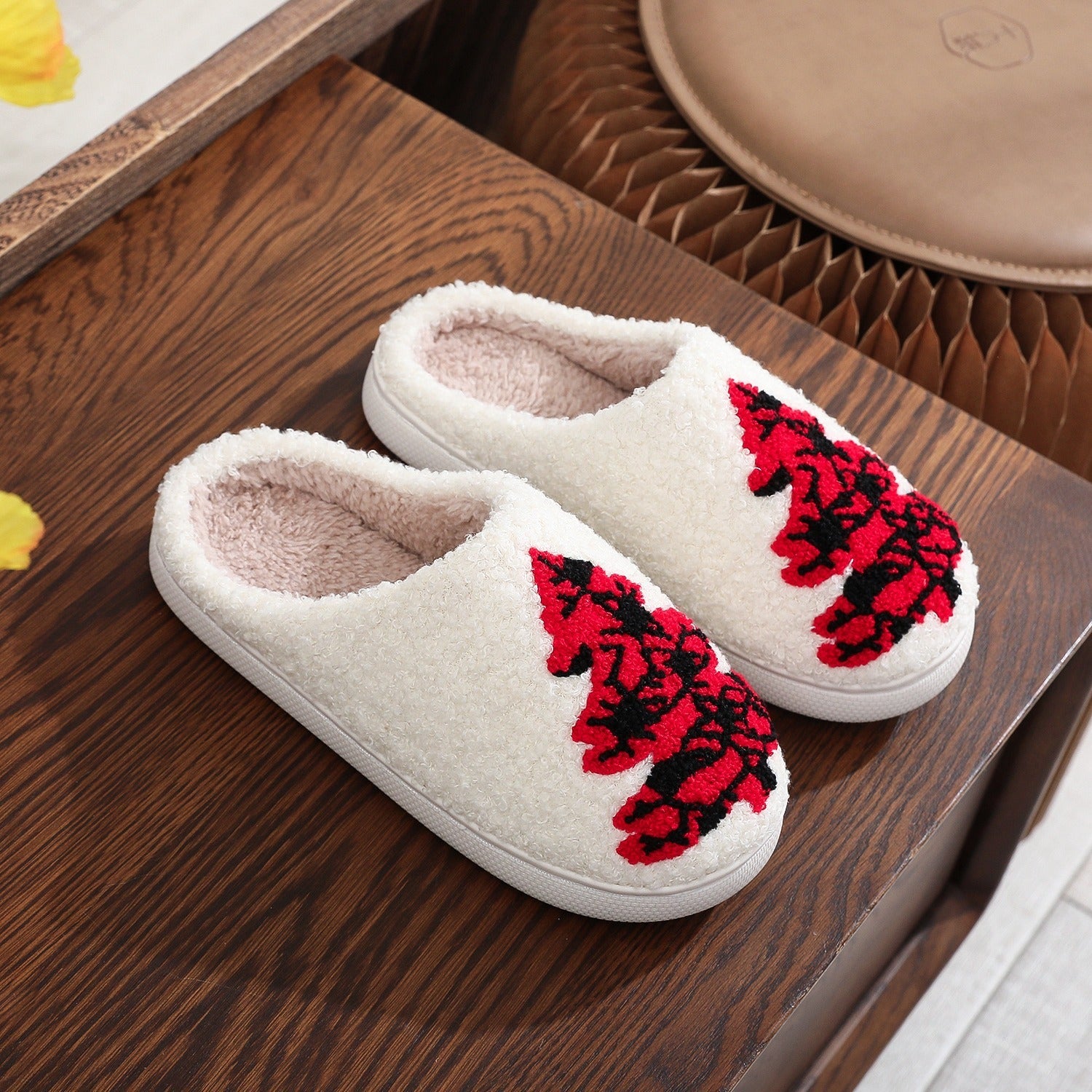 Zachte fleece gevoerde huisslippers met rode en zwarte kerstbomen