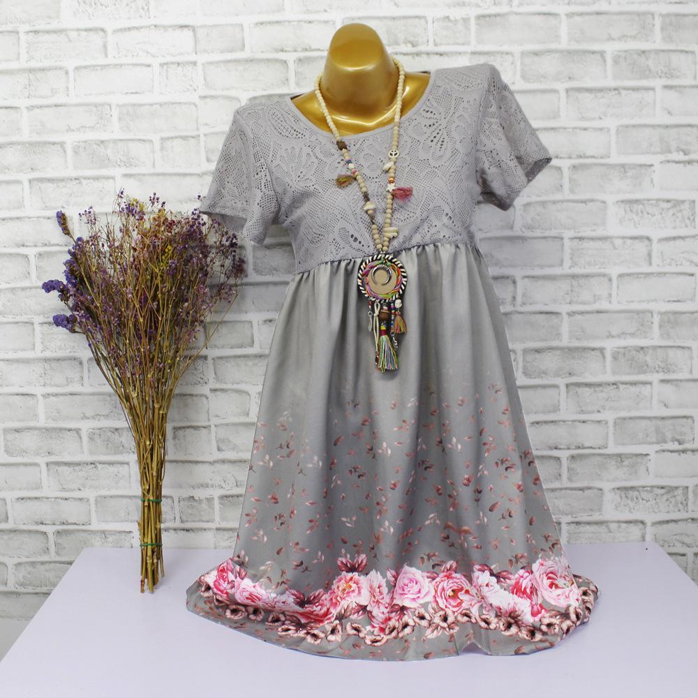 Vestido rosa de encaje con estampado de rosas