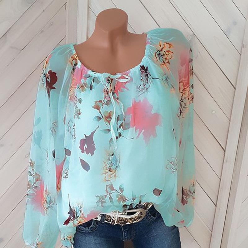 Blusa de camponeses florais frouxamente em camadas