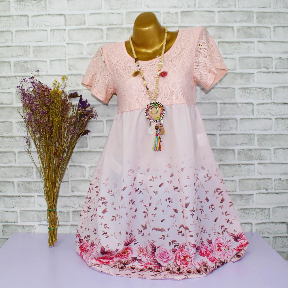 Vestido rosa de encaje con estampado de rosas