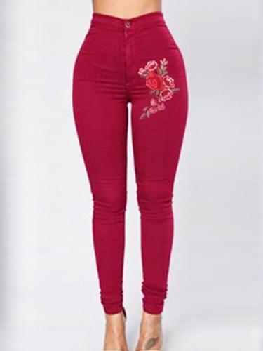 Jean skinny de broderie florale rouge