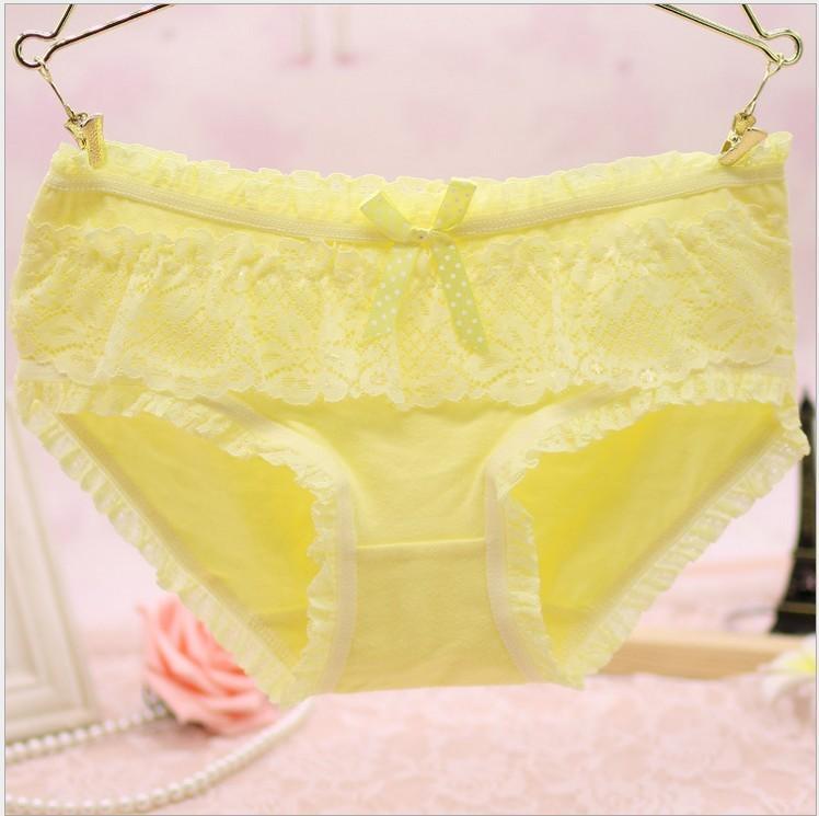 Panty bikini renda dan ruffles feminin